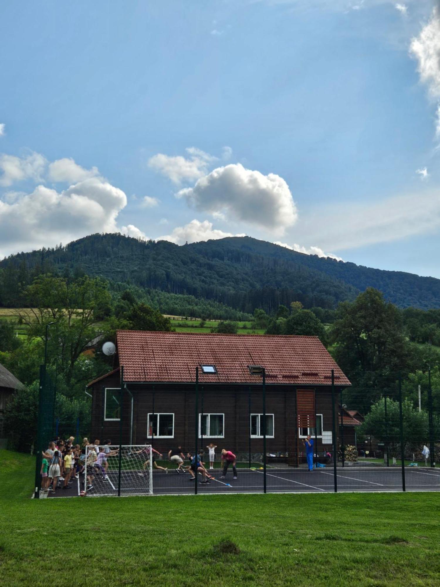 Зачаровані Карпати, Воловець Exteriör bild